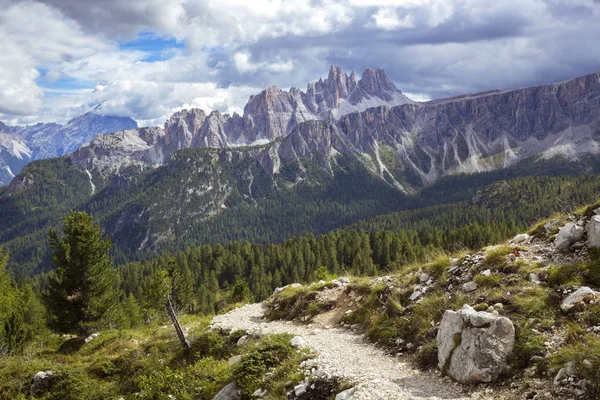 Horská krajina kolem Cinque Torri — Stock fotografie