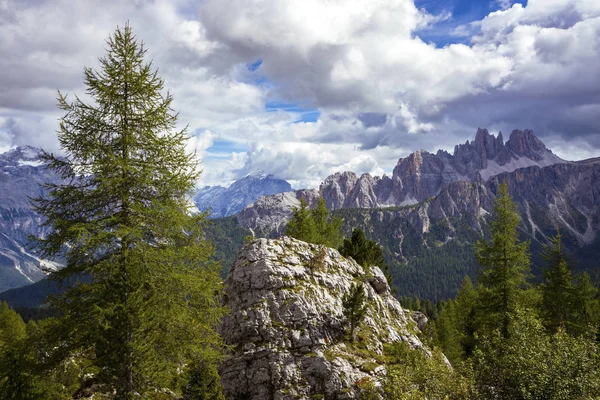 Berglandschap rond het Cinque Torri — Stockfoto