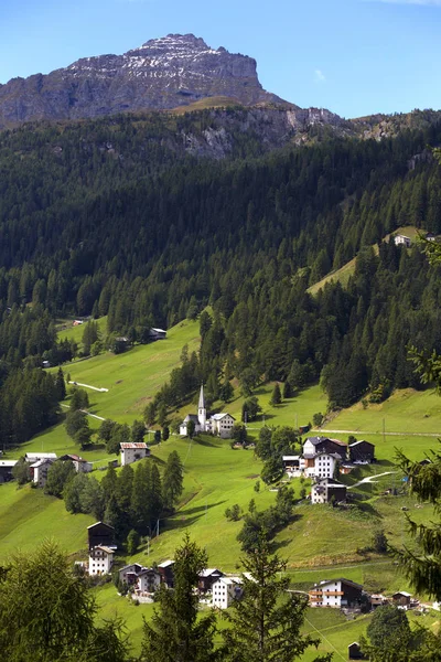 Typisch Italiaanse dorp — Stockfoto