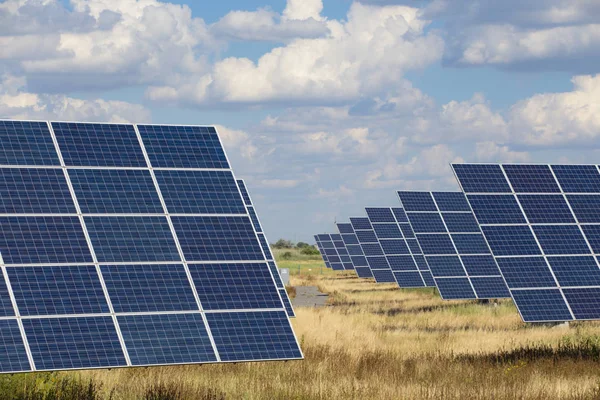 Paneles solares de pie en el campo — Foto de Stock