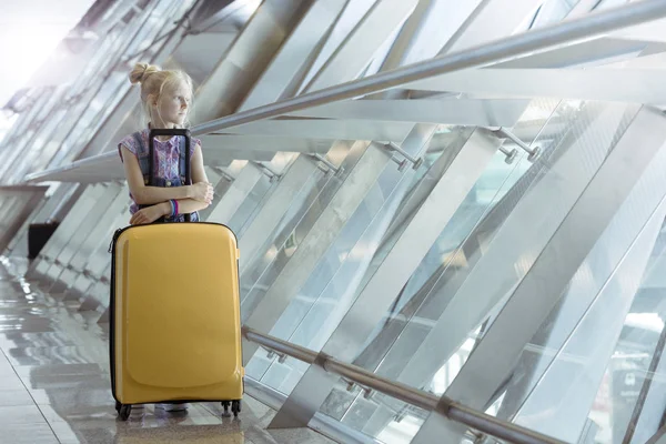 女孩和美丽的黄色手提箱 — 图库照片