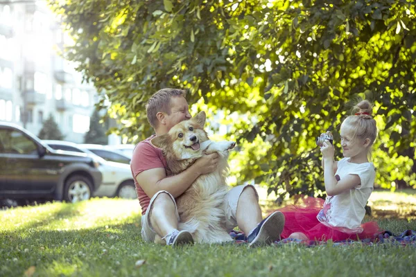 Kleines hübsches Mädchen mit Retro-Kamera — Stockfoto