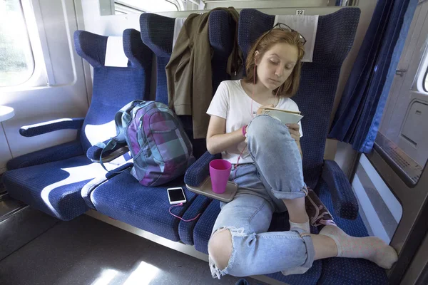 Adolescente menina monta um trem — Fotografia de Stock