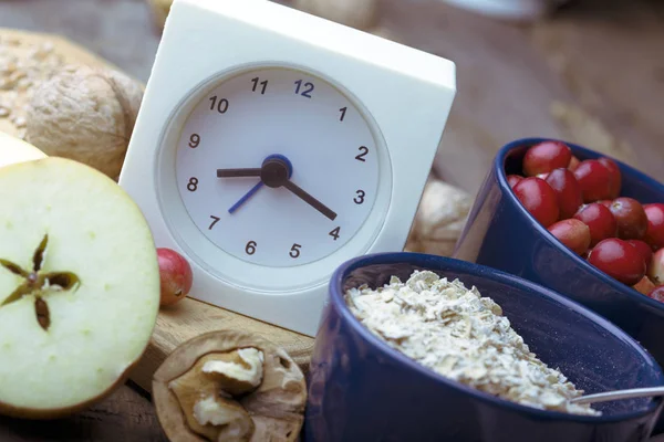 Gezond ontbijt op een houten tafel — Stockfoto