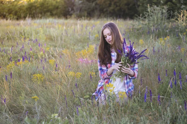 Hermosa chica en el prado —  Fotos de Stock