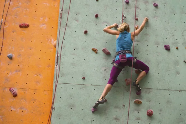 Menina escalando a parede — Fotografia de Stock