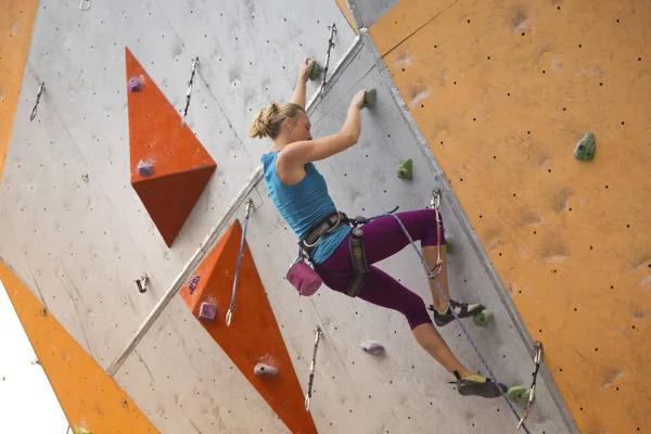 Ragazza arrampicata sul muro — Foto Stock