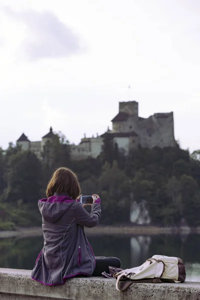 Tjej att göra en fotosession av slottet niedzica — Stockfoto