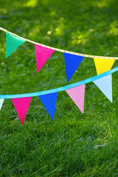 Bandeiras de festa coloridas feitas de papel — Fotografia de Stock