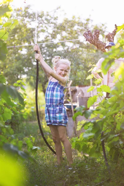 Kleines Mädchen hat Spaß im Garten — Stockfoto