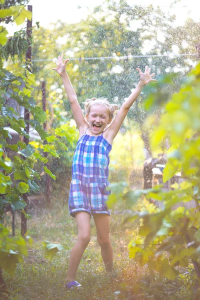 Μικρό κορίτσι έχει τη διασκέδαση στον κήπο — Φωτογραφία Αρχείου