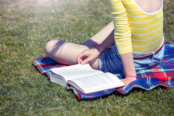 Mädchen liest ein Buch — Stockfoto