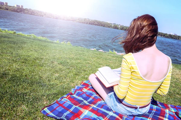 Meisje dat een boek leest — Stockfoto