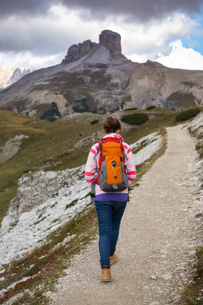 Turist flicka på Dolomiterna — Stockfoto