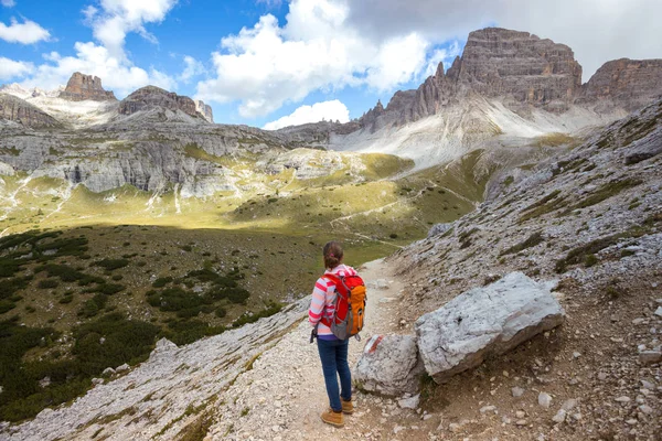 Turist flicka på Dolomiterna — Stockfoto