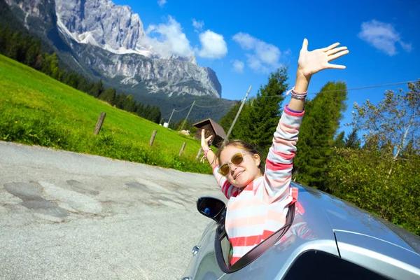 Chica mirando hacia fuera el coche — Foto de Stock