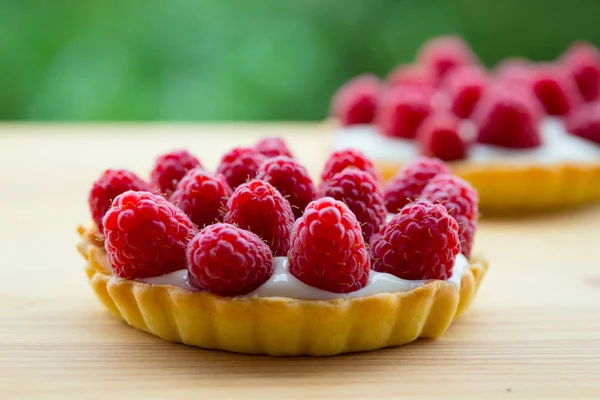Raspberry tarts on a wooden table — Stock Photo, Image