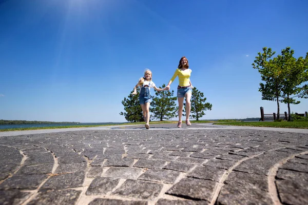 Mooie zusters meisje op de weide Stockfoto