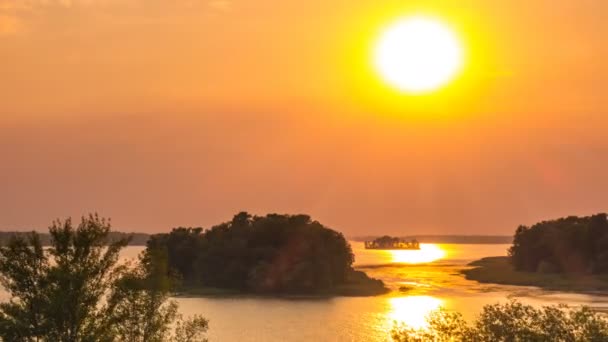 Roter Sonnenuntergang über dem Fluss im Zeitraffer -Video — Stockvideo