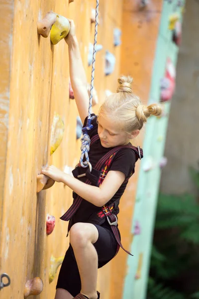 Kleines Mädchen klettert die Wand hinauf — Stockfoto