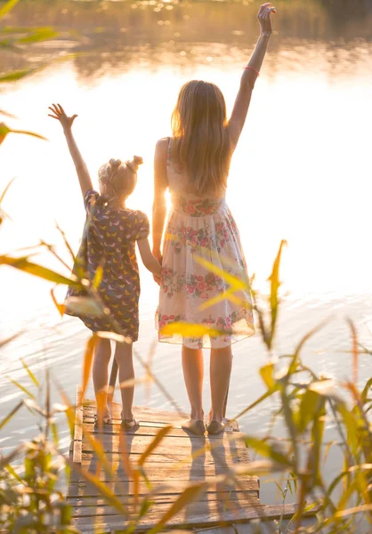 Mutter und Tochter stehen auf dem Steg — Stockfoto