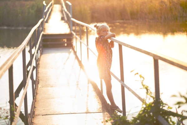 Kleines Mädchen steht auf der Brücke — Stockfoto