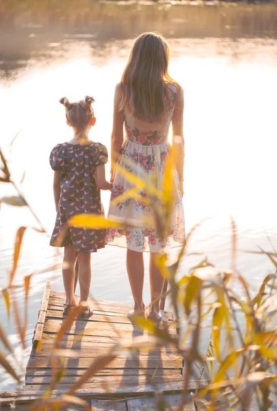 母と娘の埠頭に立って — ストック写真