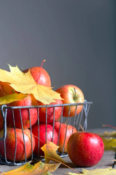 Manzanas en una canasta — Foto de Stock