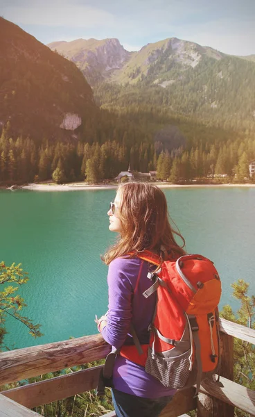Lány hátizsákos nézett Braies tó — Stock Fotó
