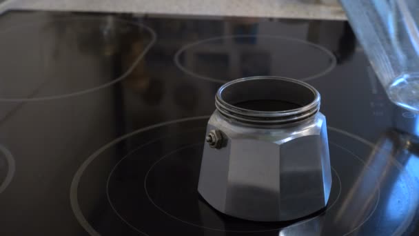Příprava kávy s gejzír kávovar na soukromé kuchyni — Stock video
