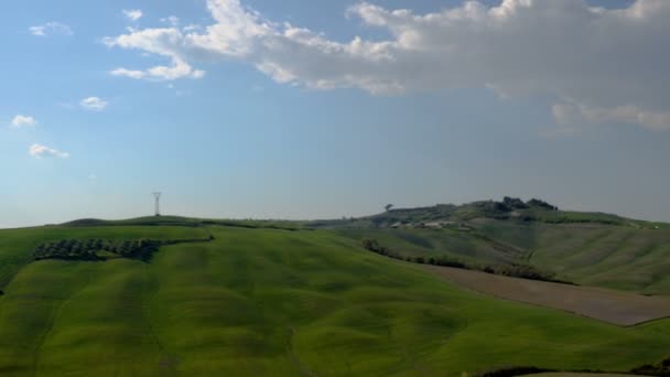 Paisagem típica da Toscana com as belas colinas verdes — Vídeo de Stock