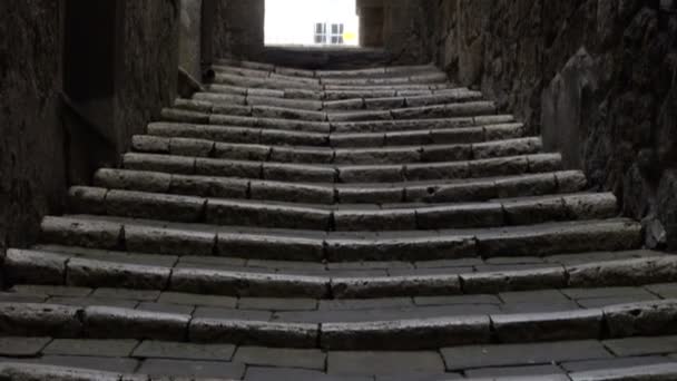 Vista de la antigua calle italiana vacía de la pequeña ciudad con la escalera — Vídeos de Stock