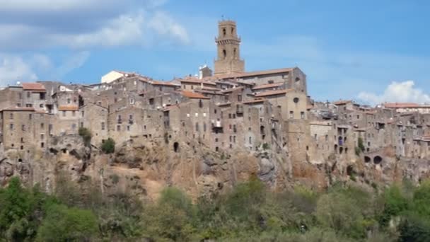 Vue de la célèbre ville italienne de Pitigliano du point de vue — Video