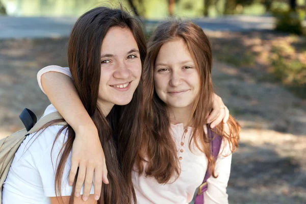 Two teenage girls — Stock Photo, Image