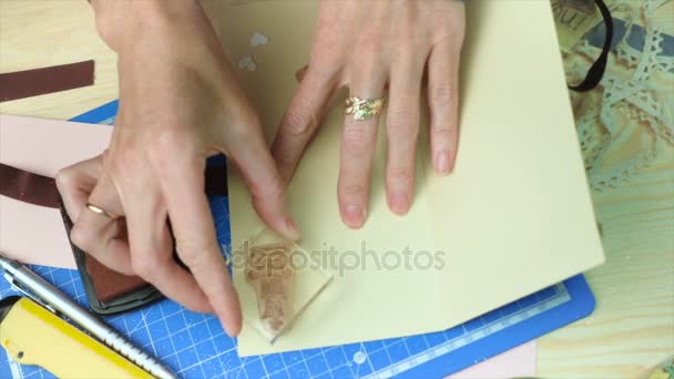 Mulheres mãos fazendo um scrapbooking presente de férias cartão postal — Vídeo de Stock