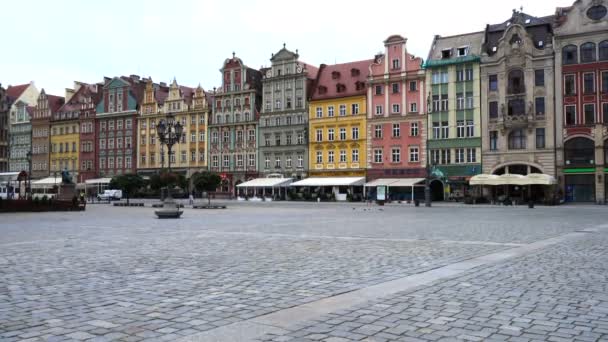 Wroclaw, Polonya - 17 Temmuz 2017: ana kare Rynek sabah zaman 17 Temmuz 2017 Wroslaw Lehçe şehrin görünümünü — Stok video