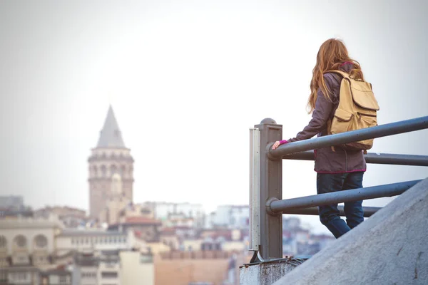 Flickan tittar på Istanbul — Stockfoto
