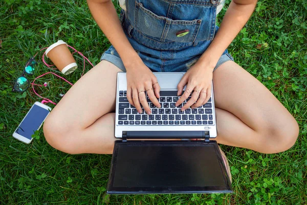 Teenager Mädchen sitzt mit einem Laptop — Stockfoto
