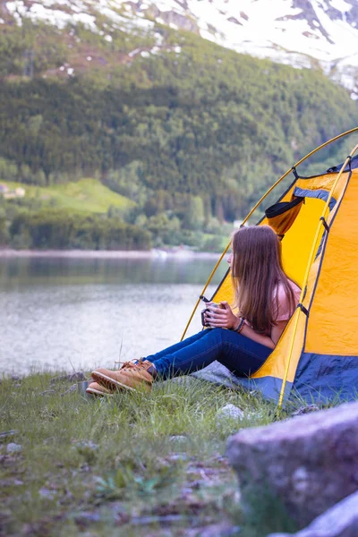 女孩的徒步旅行者坐在一顶帐篷 — 图库照片
