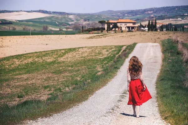 Дівчина і типовий ландшафт тосканського — стокове фото