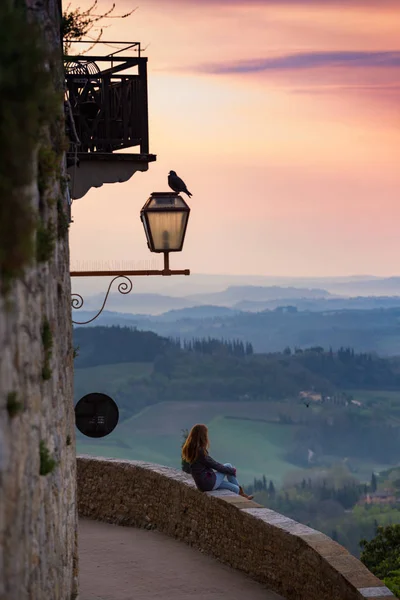 Menina olhando para a paisagem da Toscana — Fotografia de Stock