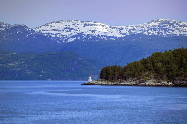 Világítótorony egy fjord partján — Stock Fotó