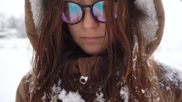 Улыбающаяся девушка веселится в снежный зимний день — стоковое видео