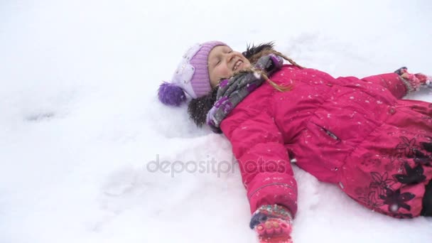 儿童女孩抓着她的舌头关闭了视频飞舞的雪花 — 图库视频影像