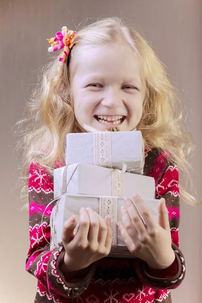 Chica sosteniendo regalos en las manos — Foto de Stock