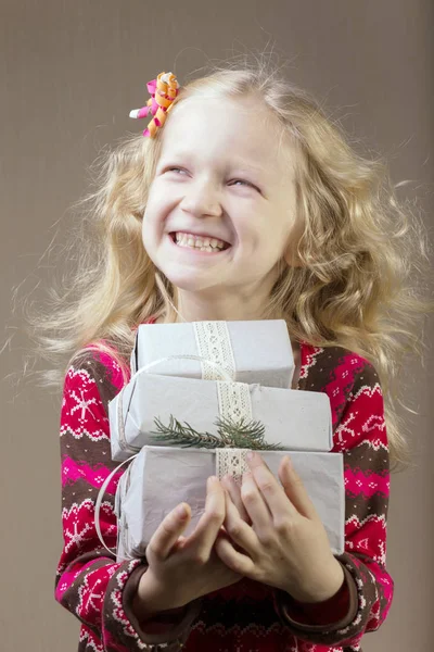 Fille tenant des cadeaux dans les mains — Photo