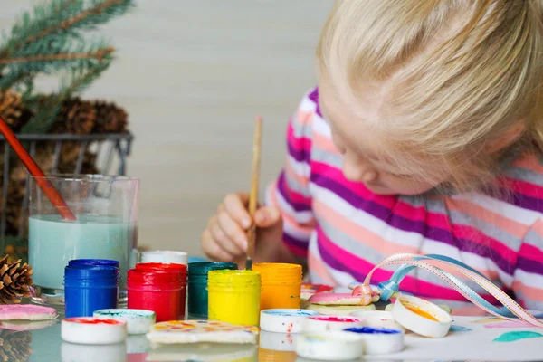 Little girl  and paint — Stock Photo, Image