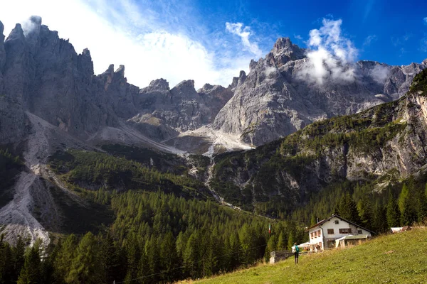 Rifugio Lunelli nas montanhas das Dolomitas — Fotografia de Stock