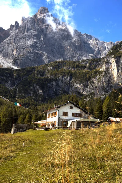 Rifugio Lunelli в горах Доломітові Альпи — стокове фото
