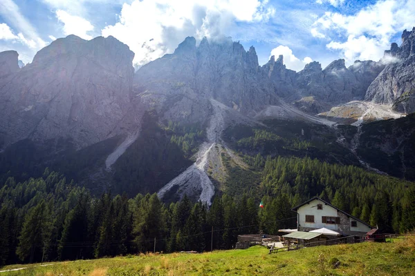 Rifugio Lunelli op de bergen van de Dolomieten — Stockfoto